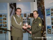 Udelenie striebornej medaily za slubu v NATO JFTC