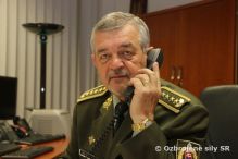 Generl Maxim telefonoval s vojakmi v misich